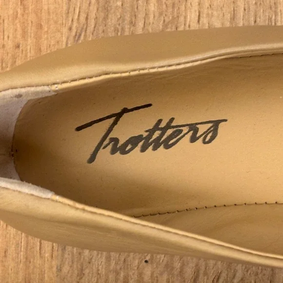 TROTTERS Harlowe Flat Shoe Beige Nude Women Size 6.5W Wide Width Casual Office - Picture 2 of 12